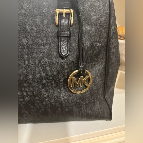 MICHAEL KORS BLACK Shoulder Bag EUC gold MK pendant - Picture 4 of 15